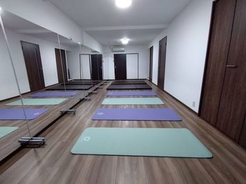 横並びでヨガや体操、ストレッチができます。 - 春日野道駅前スタジオ　モダニズム レンタルスタジオの室内の写真
