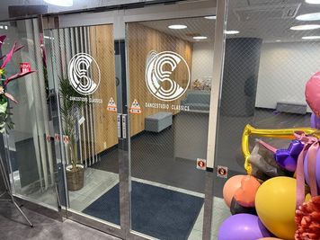 入り口 - ブレイキンスクールCLASSICS 鏡、音響付きレンタルスペースの入口の写真