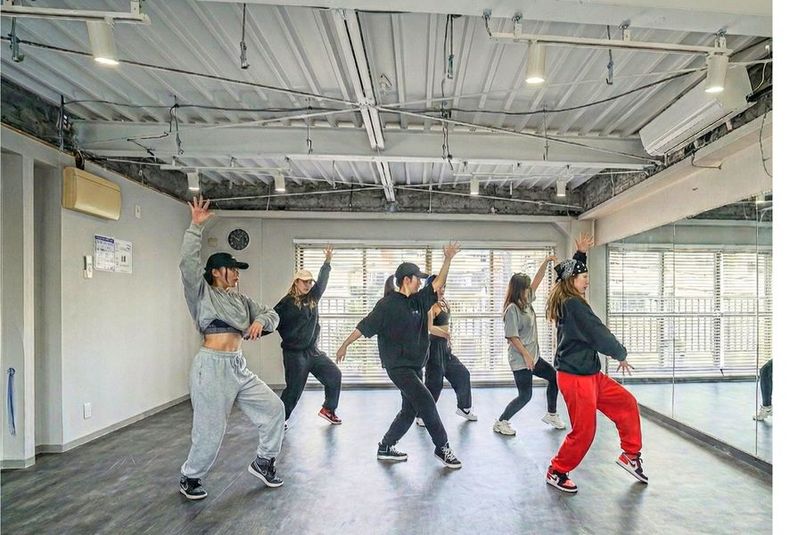 LIVRIZ桜木町｜鏡4.5m・有効30㎡のダンススタジオ - 【横浜桜木町】駅近レンタルスタジオ