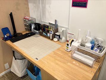 文房具・各種充電器（備品） - エミフィス練馬 半個室（木製）【B5】席の設備の写真