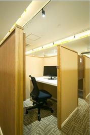 半個室（木製）【B5】席ー西武池袋線・都営大江戸線「練馬」駅構内！エミオ練馬内のワークスペース - エミフィス練馬