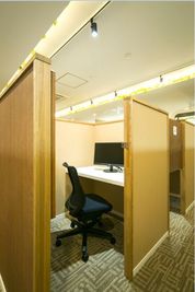 半個室（木製）【B8】ー席西武池袋線・都営大江戸線「練馬」駅構内！エミオ練馬内のワークスペース - エミフィス練馬