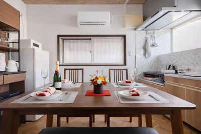 キッチン・ダイニングエリア。ひと通りの調理設備が揃っています。 - Macchiato SHONAN 会議・会合に｜スマートTV・黒板あり｜飲食OK｜無料駐車場1台の室内の写真