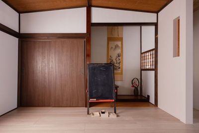 黒板でブレーンストーミング。お子様用の本やおもちゃもあります。 - Macchiato SHONAN 会議・会合に｜スマートTV・黒板あり｜飲食OK｜無料駐車場1台の室内の写真