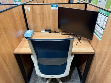 いいオフィス雪が谷大塚 by ゆたか ブース席 No.1（モニタ有）の室内の写真