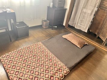 マットもございますので、タイ古式マッサージセラピストさんにもオススメ！ - シェアサロンNEST シェアサロン/レンタルスペースの設備の写真
