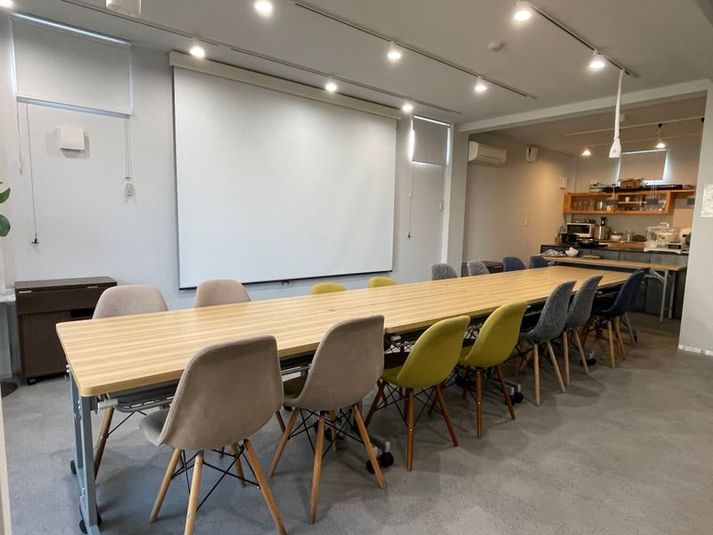 小人数セミナー向けプロジェクター付きスペース - ウスクラ建設イベントスペース