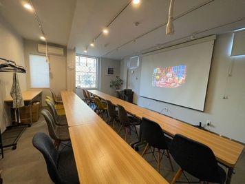 スクール形式でセミナーや勉強会にご利用いただけます - ウスクラ建設イベントスペース 小人数セミナー向けプロジェクター付きスペースの室内の写真