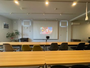 大きなスクリーンとプロジェクター付 - ウスクラ建設イベントスペース 小人数セミナー向けプロジェクター付きスペースの室内の写真