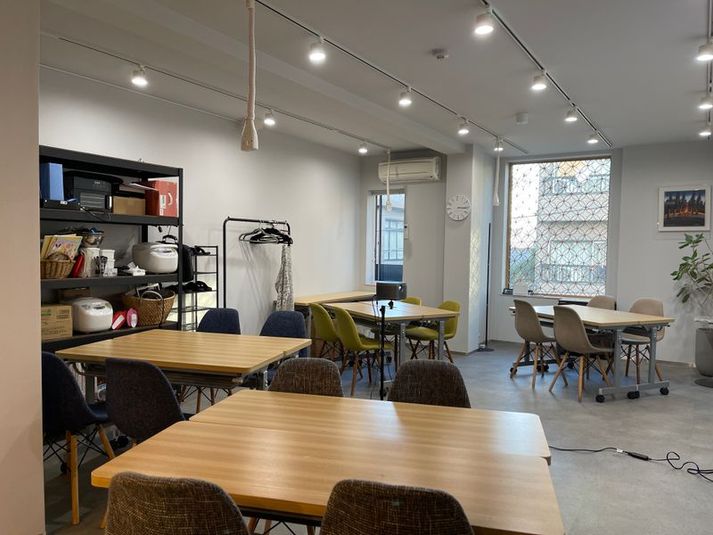 小人数セミナー向けプロジェクター付きスペース - ウスクラ建設イベントスペース