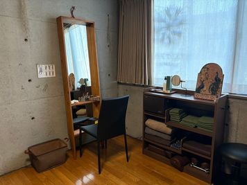 着替え場所、メイク直しなどにも使えます。 - セルフケアラボbySEAPJA 【即決専用】（覚王山）セルフケアラボby SEAPJAの室内の写真