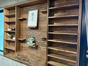 クリエイターの展示会や販売に使える棚もあります。【オプションになります】 - セルフケアラボbySEAPJA 【即決専用】（覚王山）セルフケアラボby SEAPJAの室内の写真