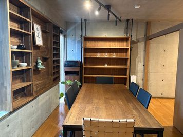 クリエイターの展示会や販売に使える棚もあります。【オプションになります】 - セルフケアラボbySEAPJA 【即決専用】（覚王山）セルフケアラボby SEAPJAの室内の写真