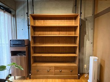 クリエイターの展示会や販売に使える棚もあります。【オプションになります】 - セルフケアラボbySEAPJA 【即決専用】（覚王山）セルフケアラボby SEAPJAの室内の写真