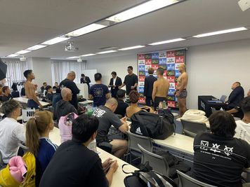 カーニープレイス本町（収容人数：スクール形式72名）、キックボクシング「ホーストカップ」の公開計量にご利用して頂きました！”生”ピーター・アーツも来てた🥊 - SMG/本町・カーニープレイス ＳＭＧ貸し会議室/カーニープレイス本町ビル４階の室内の写真