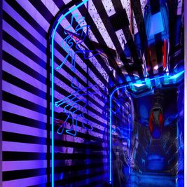 KUJIRA ステージ音響照明設備LEDビジョン付きの室内の写真