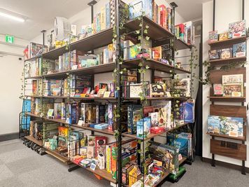 【秋葉原3分】最大36名着席🎉人気ボドゲ400種類以上🎉大人気ボドゲカフェ貸切利用🚃懇親会/イベント利用にも🎤 - ボドゲ東京 秋葉原の室内の写真