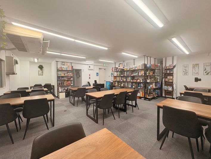 【秋葉原3分】最大36名着席🎉人気ボドゲ400種類以上🎉大人気ボドゲカフェ貸切利用🚃懇親会/イベント利用にも🎤 - ボドゲ東京 秋葉原の室内の写真