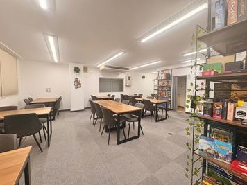 【秋葉原3分】最大36名着席🎉人気ボドゲ400種類以上🎉大人気ボドゲカフェ貸切利用🚃懇親会/イベント利用にも🎤 - ボドゲ東京 秋葉原の室内の写真