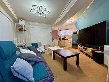 75V型4K液晶テレビとサウンドバーとウーファー。近隣に遠慮なく大音量で楽しめます。もちろん会話の声量も遠慮無用。 - 新宿ミネルバビル 東新宿歌舞伎町のまるまるんち【5F】の室内の写真