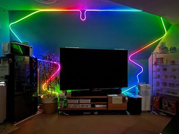 LEDチューブライト。色々な色や色々なパターンで色々ムード演出できます。リモコンにあるQRコードからのアプリが便利！ - 新宿ミネルバビル 東新宿歌舞伎町のまるまるんち【5F】の室内の写真