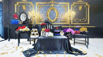 黒のダマスクス柄×ゴールドの豪華な装飾が贅沢な空間。
姫系・ゴシックロリータ・ヴィクトリアン風のファッションにぴったり！ - 姫スタジオ（大名ゴシック店） 姫スタジオ（博多ゴシック店）の室内の写真