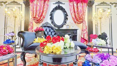 ロココ調のゴシックな白壁は赤いカーテンが映えて宮殿のような背景として使用できる！ - 姫スタジオ（大名ゴシック店） 姫スタジオ（博多ゴシック店）の室内の写真