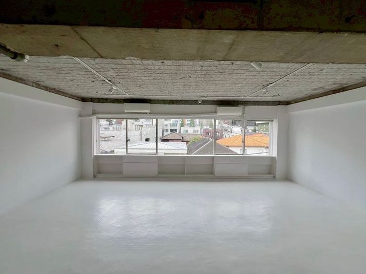 一面、大きな窓があり自然光での撮影可能 - studio TABLET hotel. studio TABLET hotel.  ROPPONGIの室内の写真