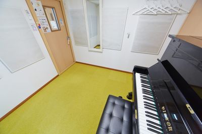 アップライトピアノ有り！ - フィアルサロン【渋谷／表参道／南青山】🎹ピアノ📶高速WIFI 防音室B【ピアノ】WIFI無料の室内の写真