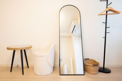 テーブル・スツール・全身鏡・お荷物カゴ・ハンガーラック - レンタルサロンtreat自由が丘店 完全個室プライベートサロンの設備の写真