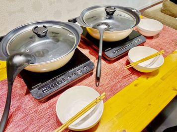 卓上IHコンロと両手鍋も２セットあるので、２種の鍋で鍋パも出来ます🍲 - 🌸矢場町＆栄パーティ向けレンタルスペース🌸 広いキッチン付きレンタルスペース THE ROOM矢場町＆栄02の設備の写真