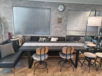 幅2メートルのテーブル - レンタルキッチンSAITAMA 一軒家の1階キッチン＆フリースぺース&和室★全部貸し切りプランの室内の写真