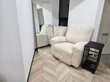 リクライニングソファもご用意。短時間の休息にも最適です。 - Vi-Che.HUBの室内の写真