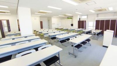 駅近で広々!最大52名収容可能。※現在、中会議室のみでのご利用はできません。大会議室とセットでお申し込みをお願いいたします。 - halooSPACE at吉祥寺