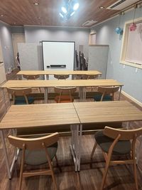 デスクを移動して教室や講座などに使用できます。 - Cross Room（クロスルーム） 学び × 創造 × 遊びが交わる場 Cross Roomの室内の写真