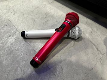 カラオケマイク - カラオケバー neo 梅田2号店の設備の写真
