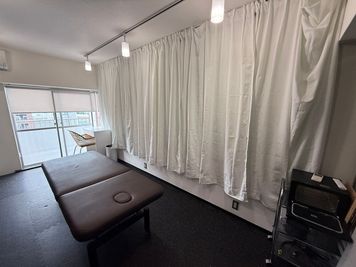 表参道徒歩３分、プロフェッショナル施術者専用のレンタルサロン！電動昇降ベッド、壁紙・漆喰壁でおしゃれな空間！ - ShareSalonBP表参道店