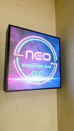 入口前の看板 - カラオケバー neo 梅田2号店の入口の写真