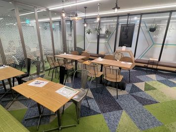 エミフィス所沢 オープンスペースの室内の写真