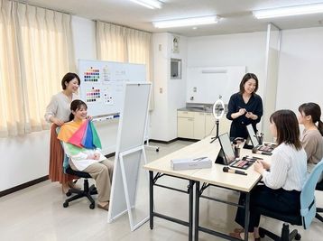 パーソナルカラー診断やメイク教室などにも使われています！ - 熊本水道町ミーティングスペース 貸し会議室・レンタルスペース（セミナー・商談・リモート・面接）の室内の写真