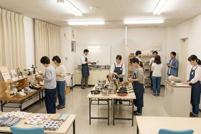 ポップアップほか商業目的も追加料金なく利用可能です（棚などの一部大型備品は設置しておりません。） - 熊本水道町ミーティングスペース 貸し会議室・レンタルスペース（セミナー・商談・リモート・面接）の室内の写真