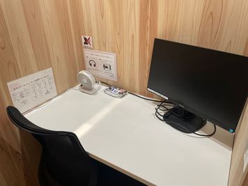 木製完全個室【B1】席ー西武池袋線「大泉学園」駅より徒歩2分！グランエミオ大泉学園　内のワークスペース- - エミフィス大泉学園
