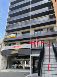 受付は、表階段から上って2階矢印の場所です。 - MP RENTAL大名 Room Bの外観の写真