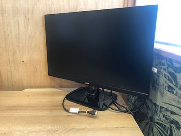 27インチモニター - 神戸駅前コワーキングスペース Suki_ma（スキマ） 【R-６】１名_鍵付きの広々個室ブース_神戸駅前スキマの設備の写真