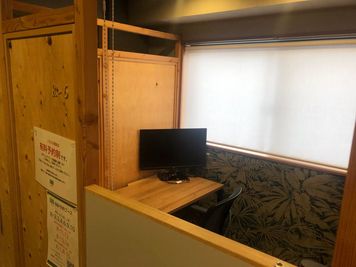 広々モニター個室 - 神戸駅前コワーキングスペース Suki_ma（スキマ） 【R-６】１名_鍵付きの広々個室ブース_神戸駅前スキマの室内の写真
