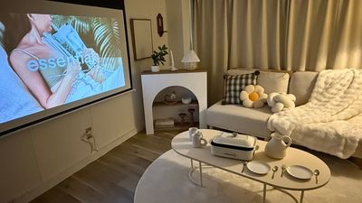 プロジェクターで映画鑑賞にも🎥 - サンフロリア代々木 パーティースペースの室内の写真