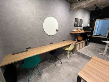 ワークカウンター - Intro Place（イントロプレイス）｜麻布十番 Intro Place｜麻布十番のプライベートカフェの室内の写真