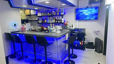 カウンター席 - カラオケバー neo 梅田2号店の室内の写真