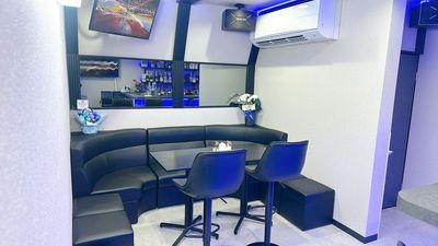 ソファー席1 - カラオケバー neo 梅田2号店の室内の写真