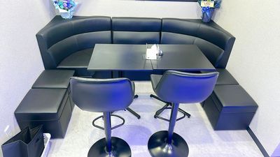ソファー席3 - カラオケバー neo 梅田2号店の室内の写真